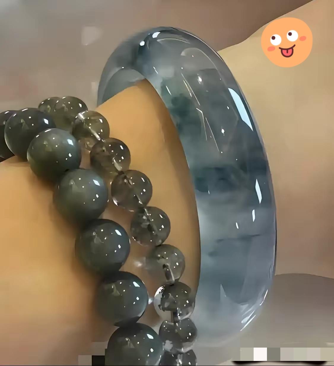 大妈戴了三年的十几块地摊镯子，
竟让玉器店师傅惊到不敢碰！

本来是镯子戴太紧手