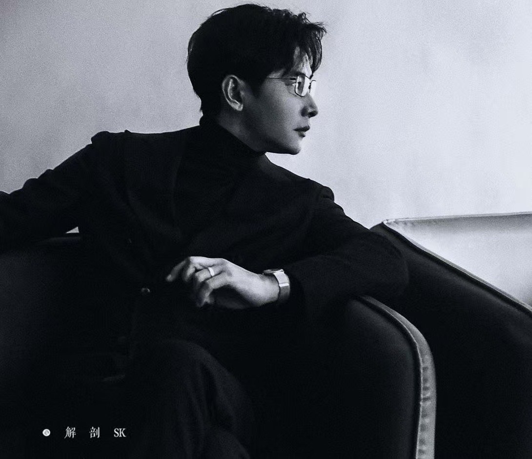 罗晋私下基础戏里就不基础罗晋私下像遛弯大爷，回团看演出穿衬衫短裤，低调到没存在感