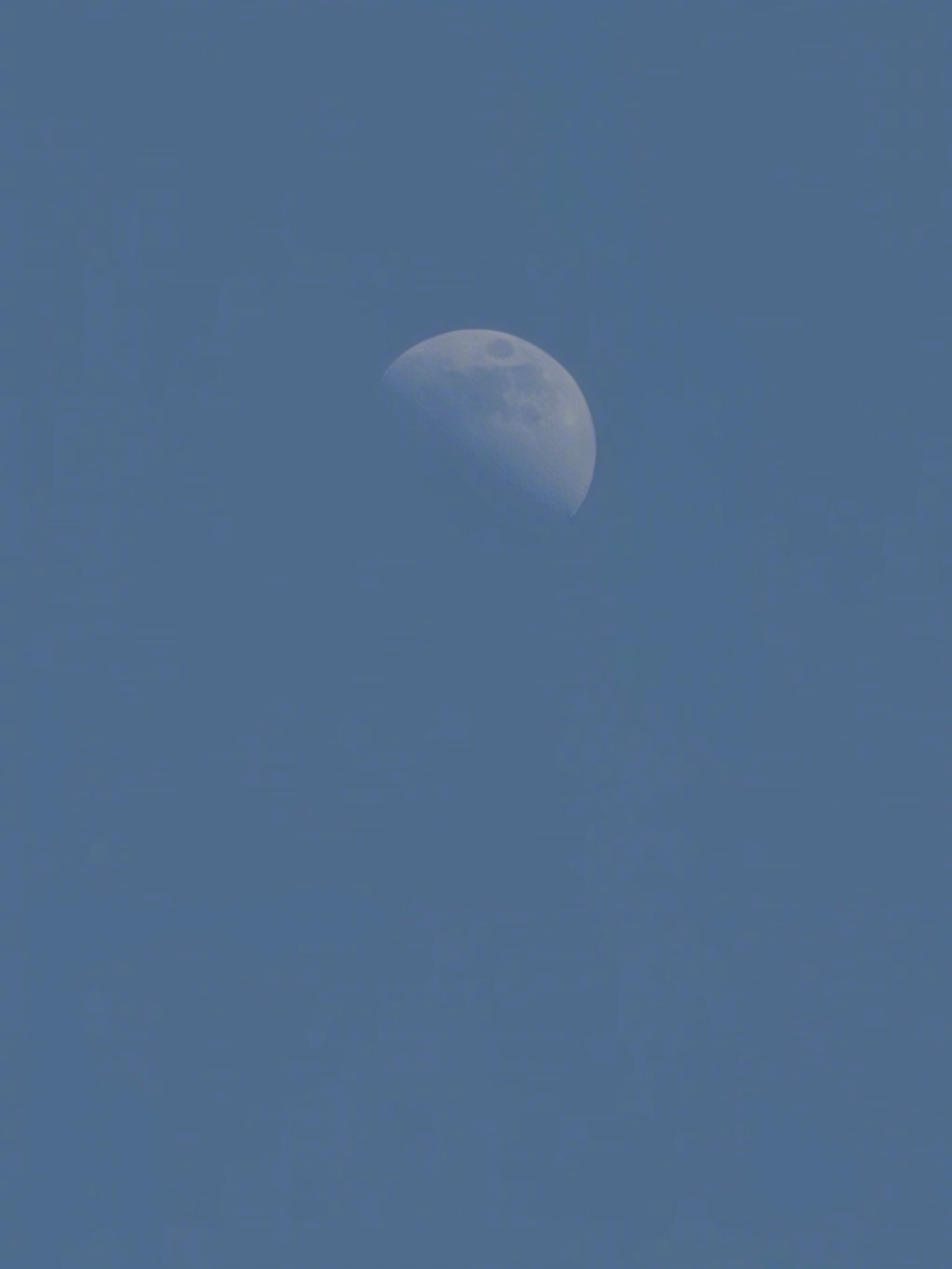 白天的半个月亮！ 