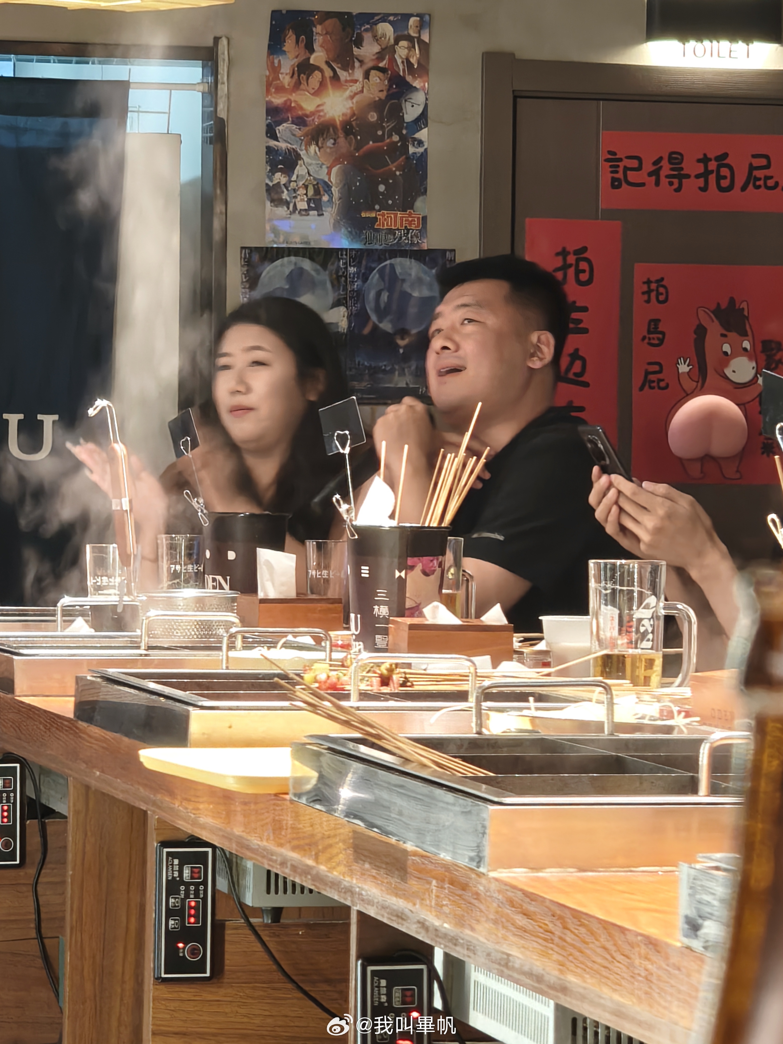 本来觉得这家店挺有意思围炉煮串儿，喝个小酒很惬意结果是大型 KTV 现场，只要不