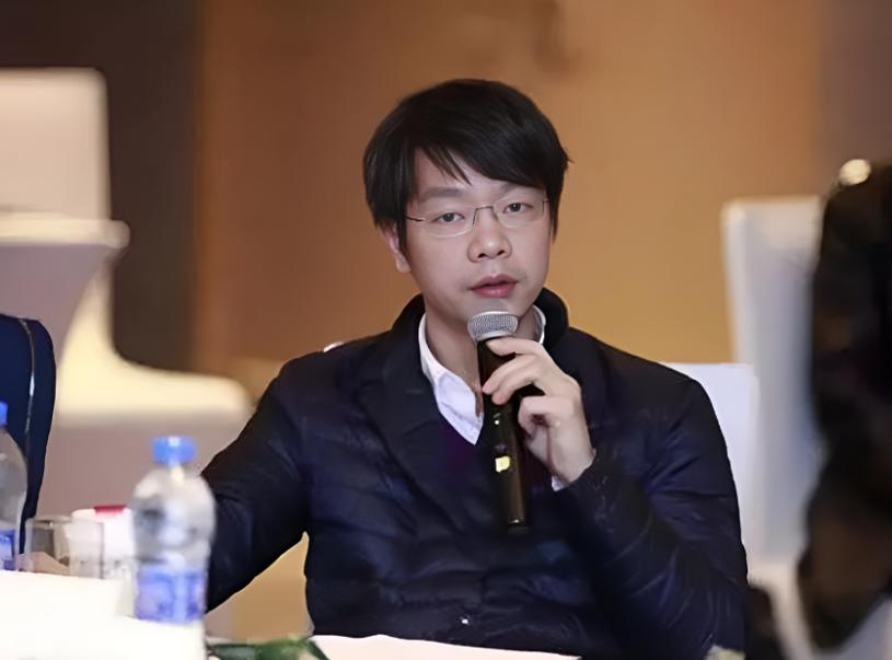 他是京东001号员工，名叫张奇，当年刘强东在中关村卖碟片的时候，张奇就是刘强东招