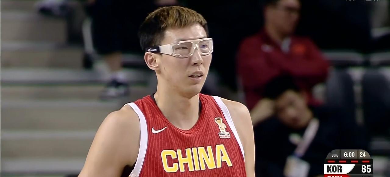 中国男篮失败原因，不该入选的三大主力球员：周琦、胡明轩、张镇麟。实践证明，周琦在