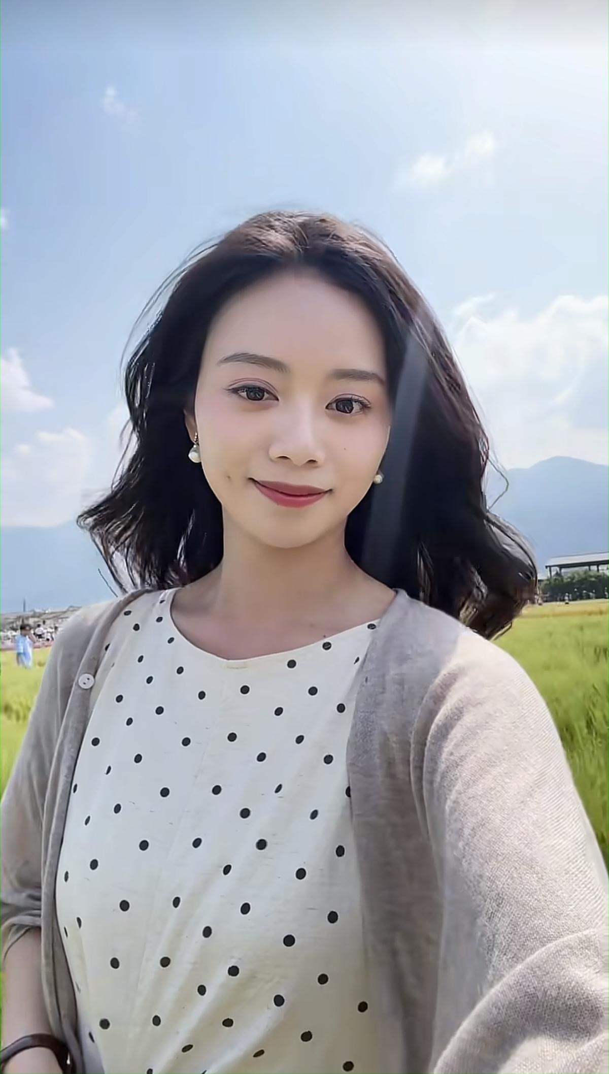 这件小黑点连衣裙，彰显出小贝的“青春”气息。