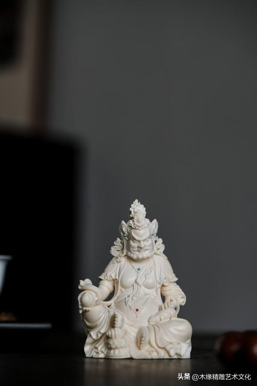 真正耐看的造像，不在繁复，而在神韵。

天然猛犸温润细腻，黄财神安坐莲台，面容丰