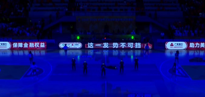 中场表演出了点小插曲，一个机器人罢工了~~广厦男篮vs深圳男篮