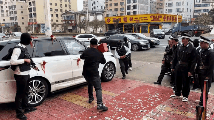 这种迎亲形式我还是第一次看到，不得不说很有新意～