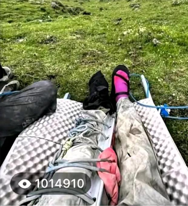 女孩在西藏徒步时骨折无法行动，10个藏民把受伤女孩抬下山，收费6万。开始谈的价格