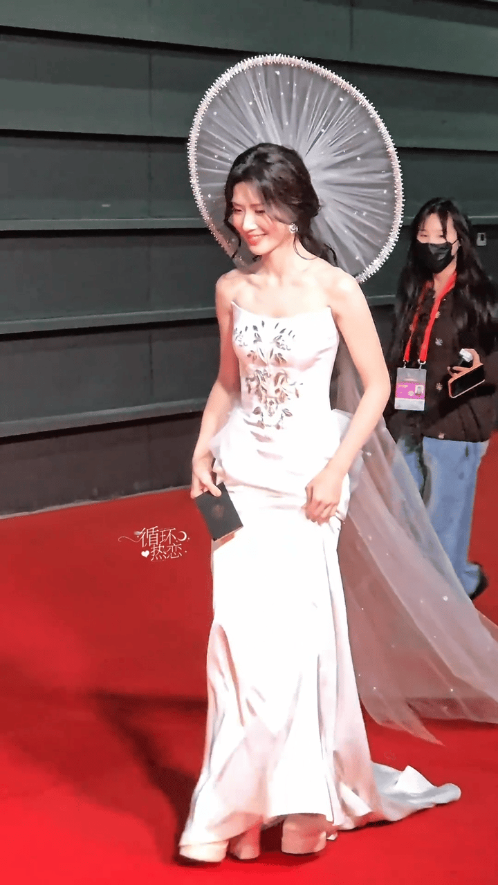 卢昱晓又美我一大跳 绝对就是拿捏住我的视线了呀，这一次红毯上面卢昱晓又美我一大跳