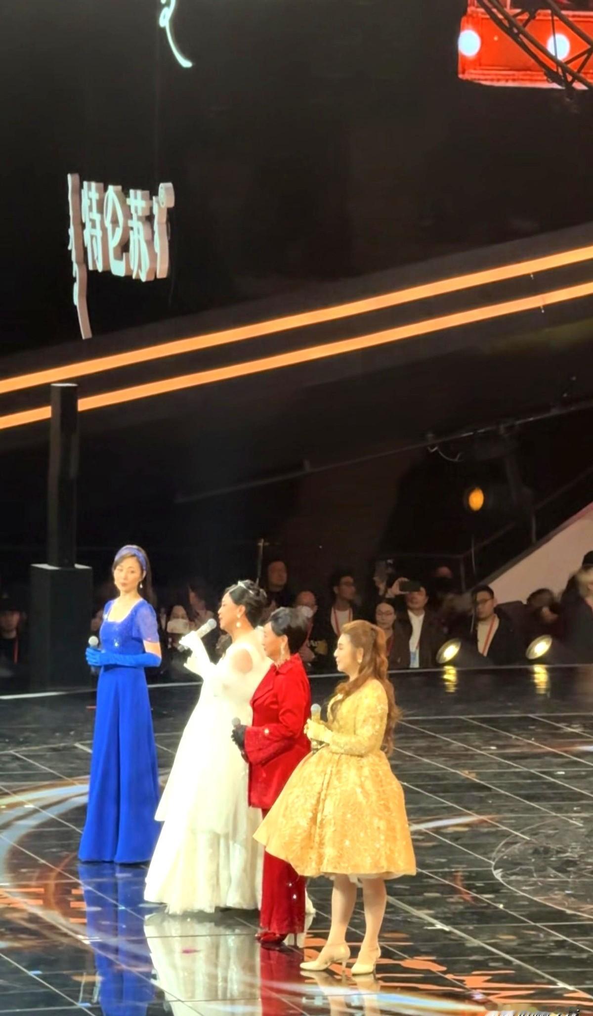 55岁万绮雯状态太逆天，单眼皮真就这么抗老？

最近网上都在聊万绮雯，说她简直吃