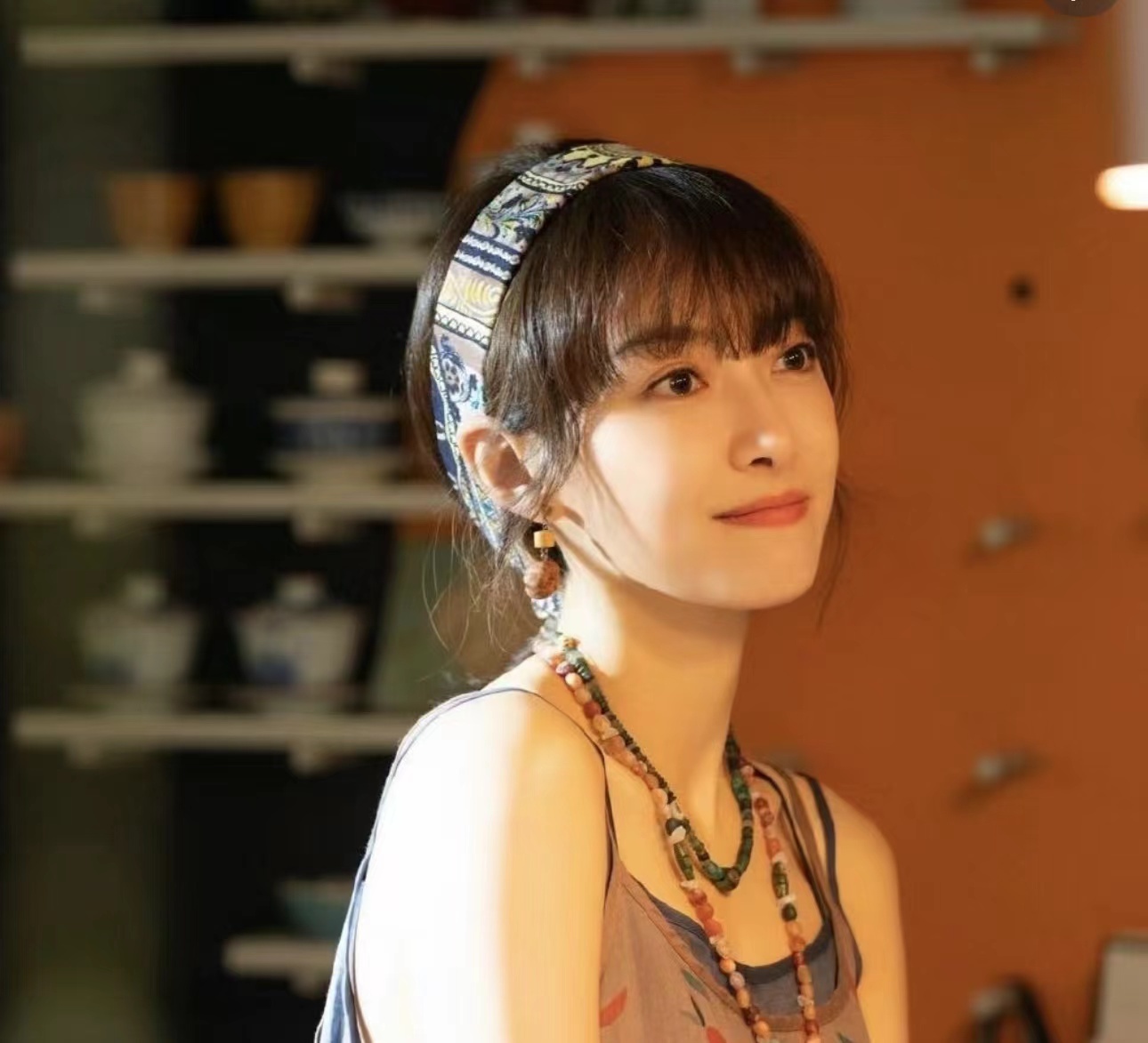 #宋茜文艺波希米亚风# 宋茜新剧《另一种蓝》今日开播，被狠狠种草了陈小满的民族风