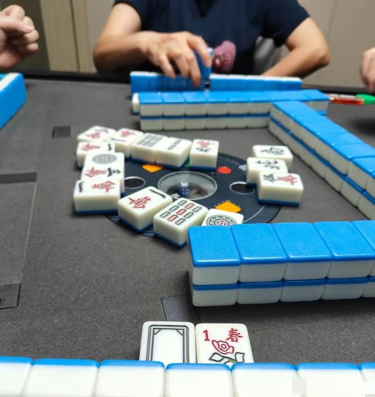 “白嫖成功了！”江苏一男子在棋牌室把钱输光后，向老板借了4000元继续玩，承诺事