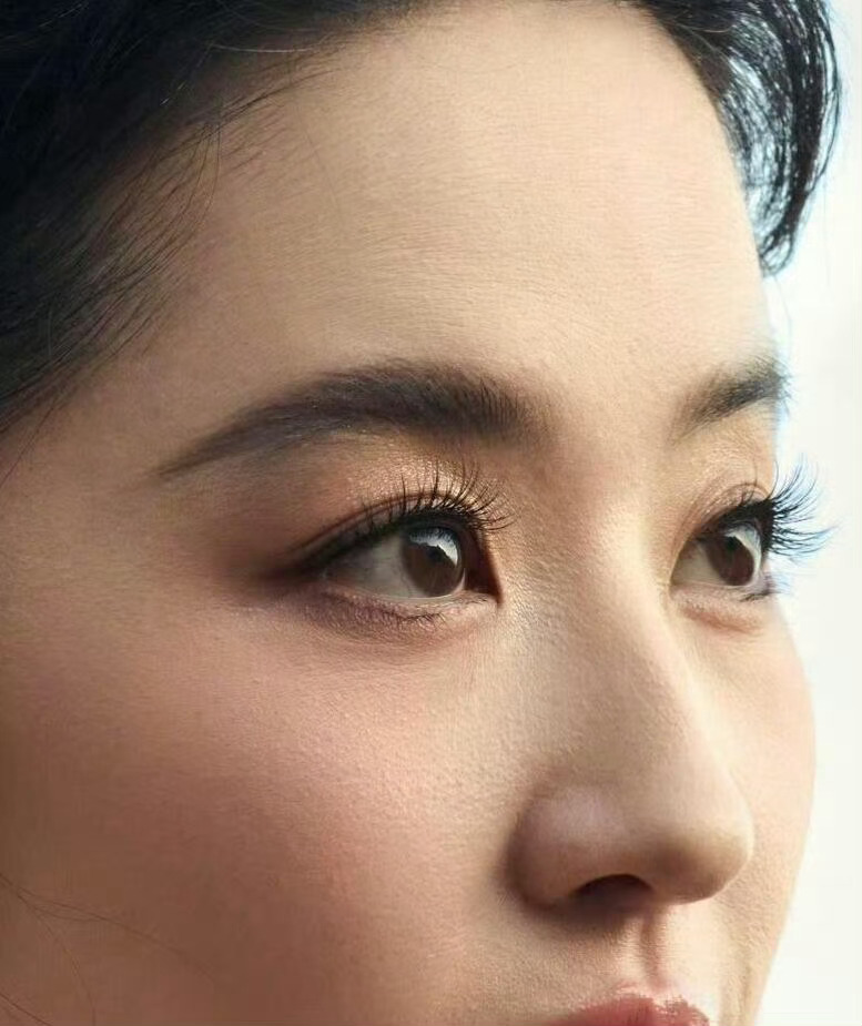 刘亦菲生图简直不能太生了，额头粉底纹路都清晰可见 