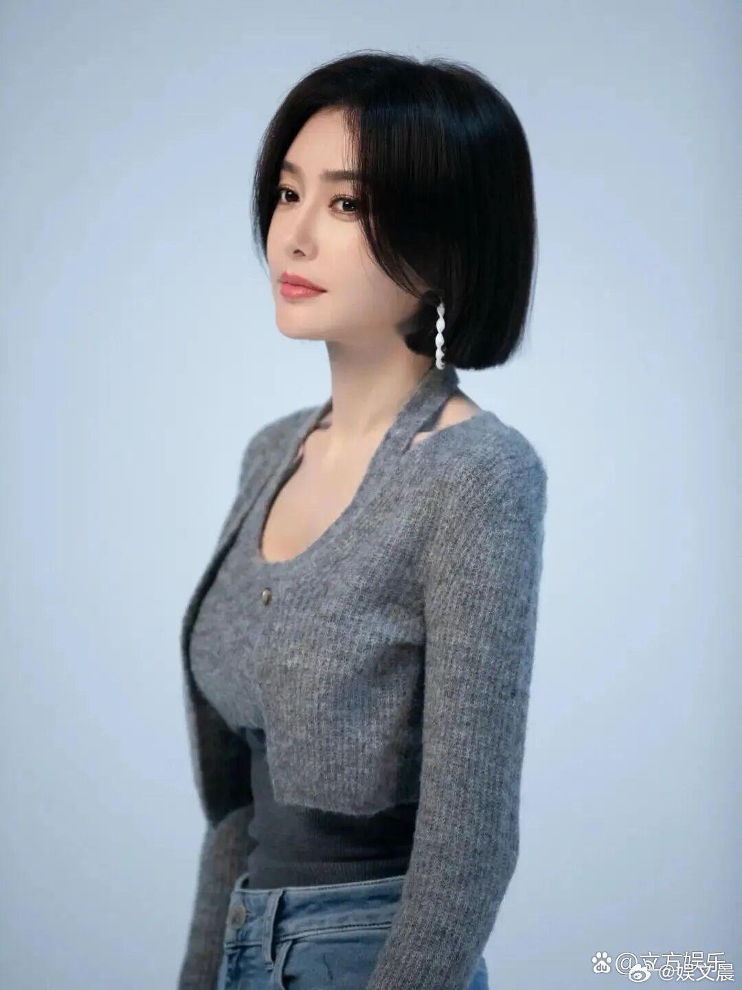 46岁秦岚身材也太绝了！前凸后翘曲线超优越，状态好到让人羡慕，到底是怎么保养的！