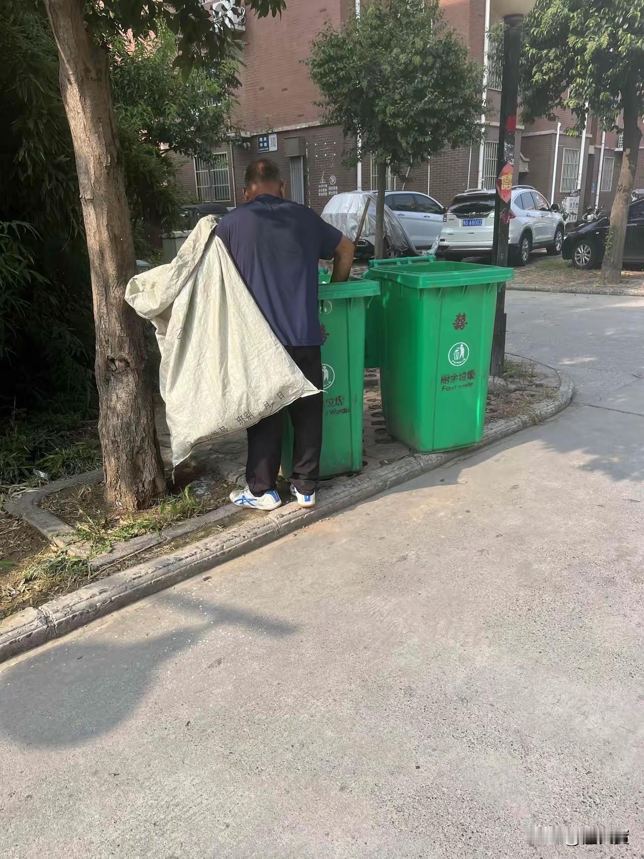 别瞧不起捡垃圾的，也许他每餐都是四菜一汤。