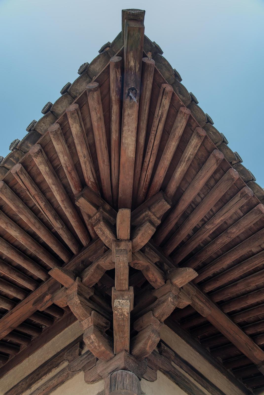 有人疑惑：中国古建筑，为什么偏偏用土和木？

因为中国古代缺石头？不对，中国不缺