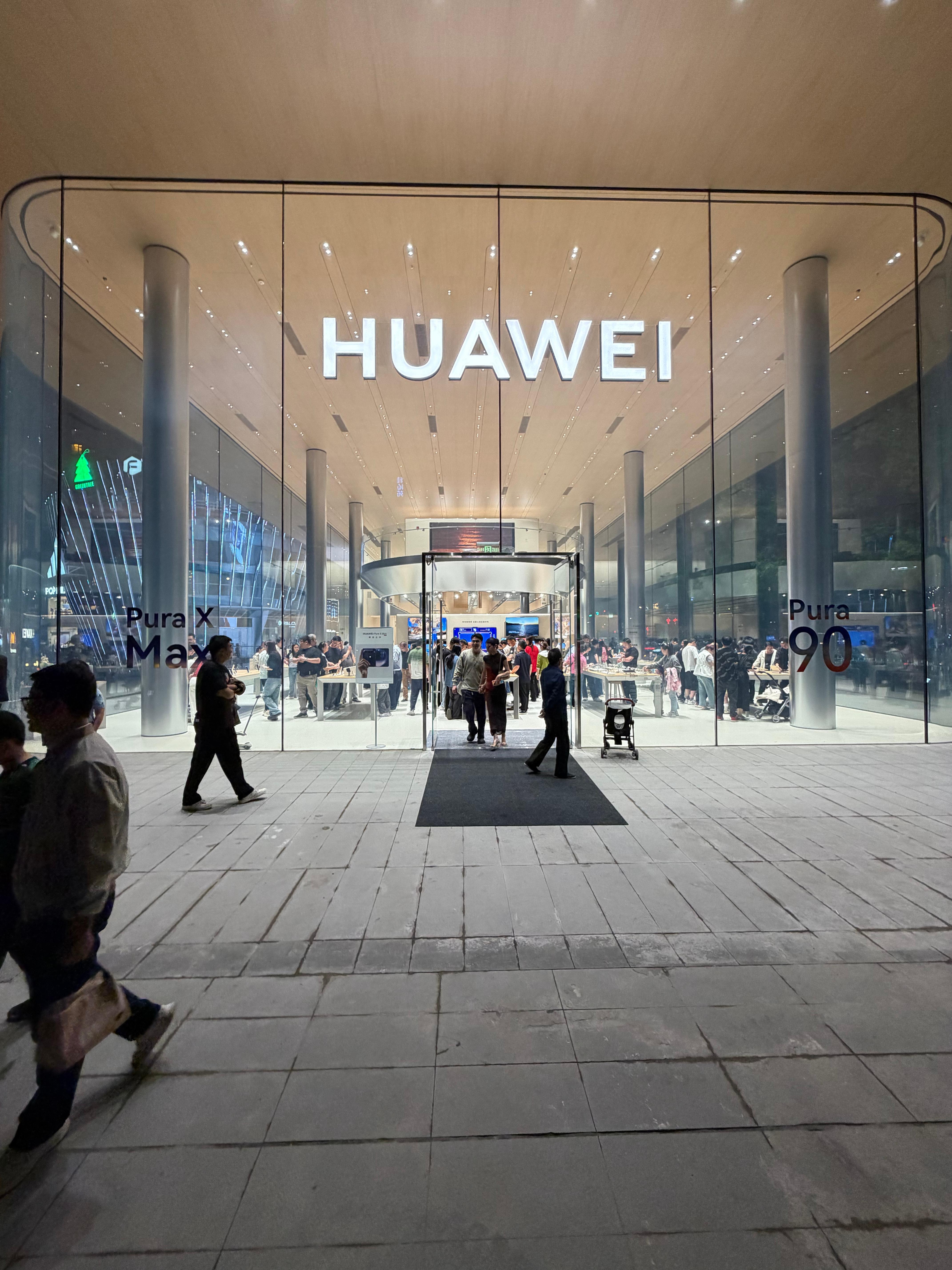 极具视觉震撼力的华为西北地标店，巨幅玻璃带来的夜间通透度把现代科技氛围拉满西安商