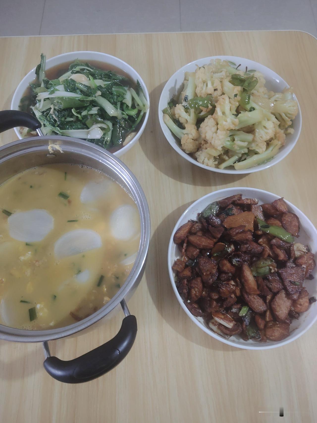 有和我一样,每天为做饭发愁的吗?发愁也得做啊！今天周末，做了三菜一汤，鸡蛋萝卜汤