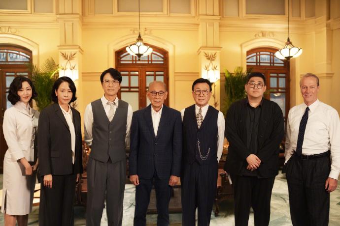 今天黄子华和林嘉欣还有卫诗雅一起参加新片开机仪式，几位搭配的很有复古风，看起来特