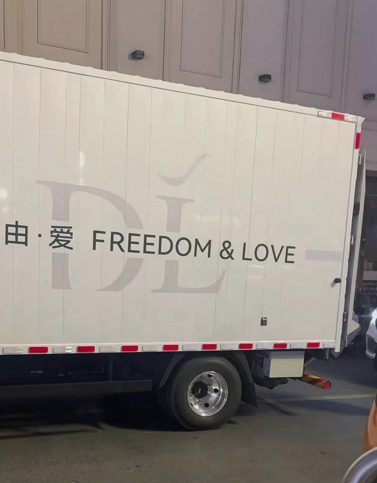 胖东来货车轮毂比家里的饭盆还亮 只能说整个公司上下，钱给到位了，剩下的都不是事。