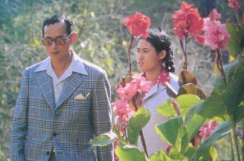 诗琳通公主和父亲老泰王漫步野外，画面好美哦。花儿旁边的公主质朴自信，大概她是老泰
