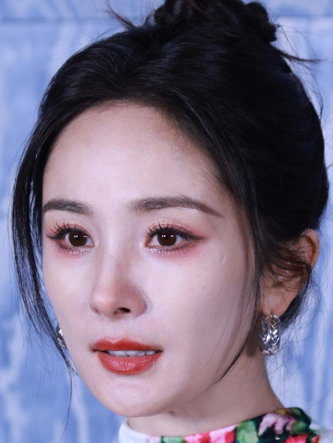 #杨幂[超话]#杨幂2024三月活动现场生图直出，皮肤状态很好，纷繁花卉长裙出场