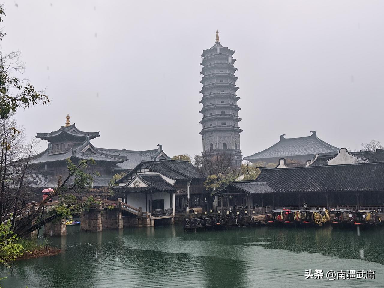 濮院时尚古镇，烟雨的江南
不一样的风景，不一样的美
今天虽然下着雨，但是这不就是