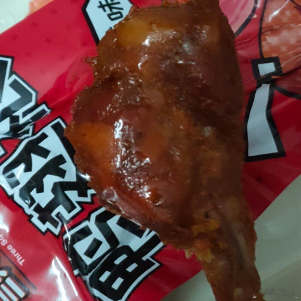 小学我想吃辣条我妈不让我吃。现在好了吧。我吃这个鸭翅被辣得和狗一样。都怪我妈。 