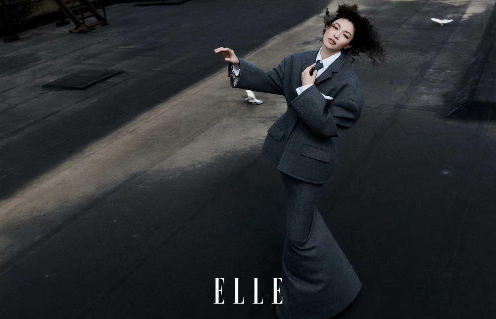 钟楚曦于 ELLE12 月刊大片中，以私服展现“松弛感美学”，秉持穿搭自我表达理