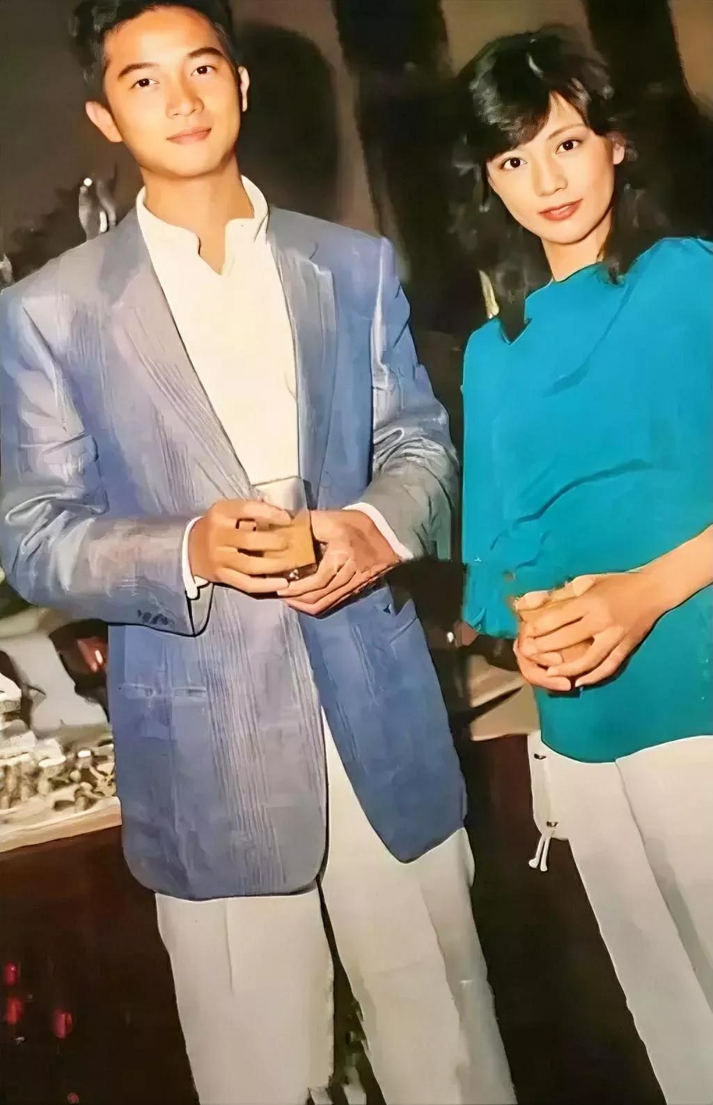 30年前，出道即巅峰的张国荣与陈百强，两人关系堪称伯牙和子期，后张国荣因过于伤心