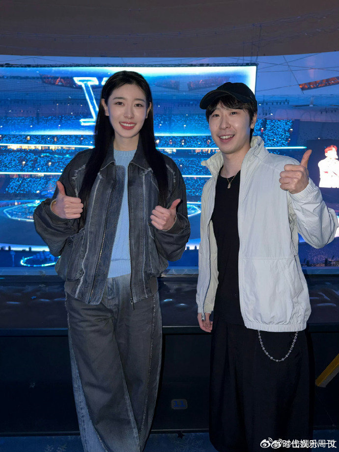 谢娜和奥运健儿看张杰演唱会演唱会现场爱意与热血并存，谢娜默默守护身旁，奥运健儿们