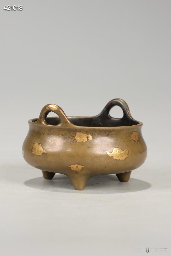 清 刻款大明宣德年製点金冲天耳炉

规格：高4cm，宽5.5cm，重122g
精