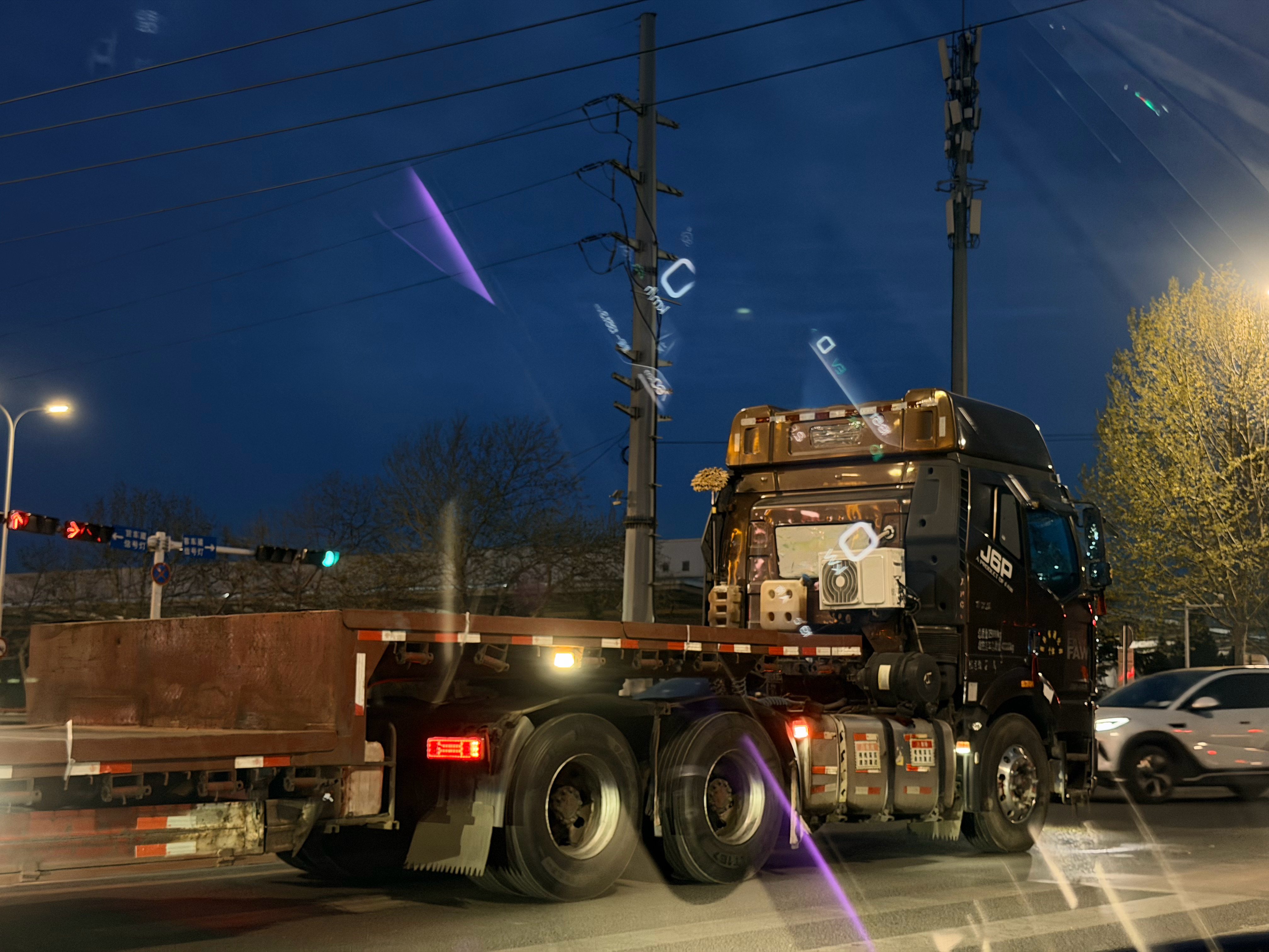 我非常喜欢开车，感受车带给我的安全感。但不喜欢在早晚高峰开车，不是因为路上车多，