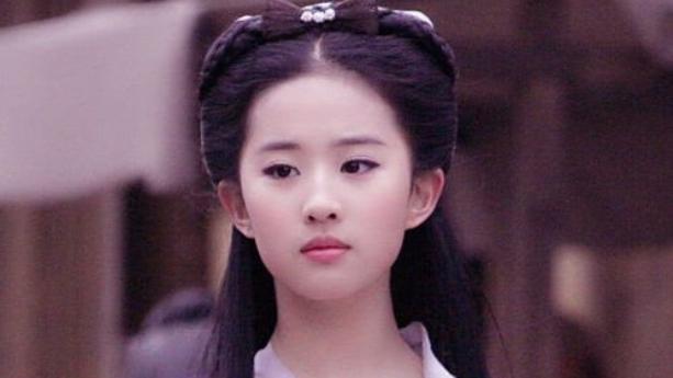 你知道吗？刘亦菲身上藏着不少可爱小细节，其中她那心形舌头就格外吸睛。在一些不经意