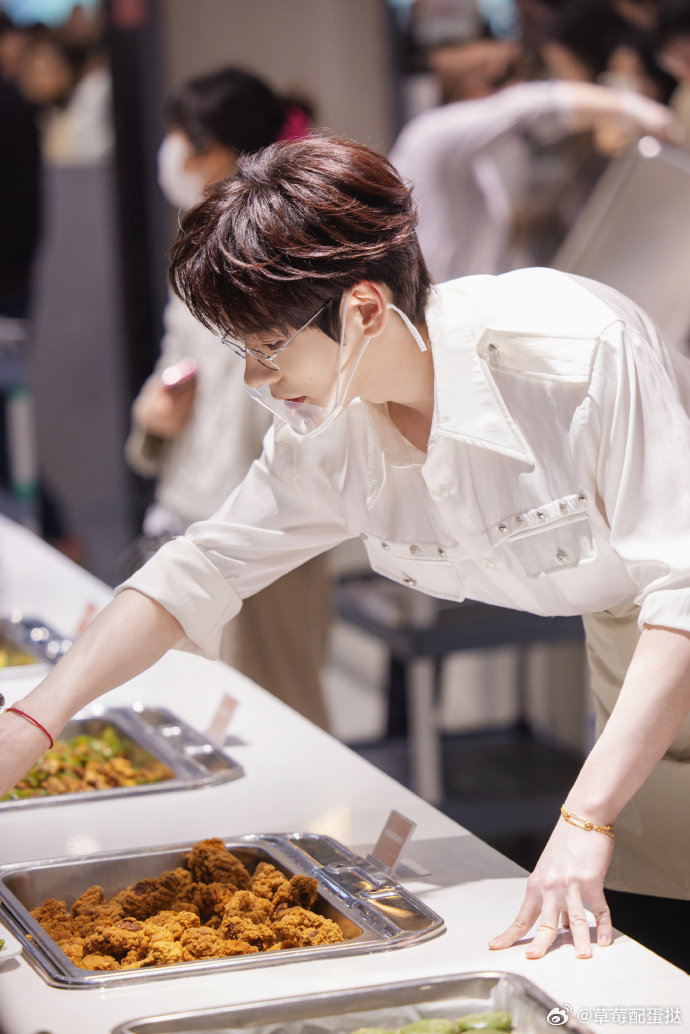 魏哲鸣魏哲鸣这是真饭撒来的魏哲鸣还在坚持古法饭撒 不愧是温柔天花板魏哲鸣，连饭撒