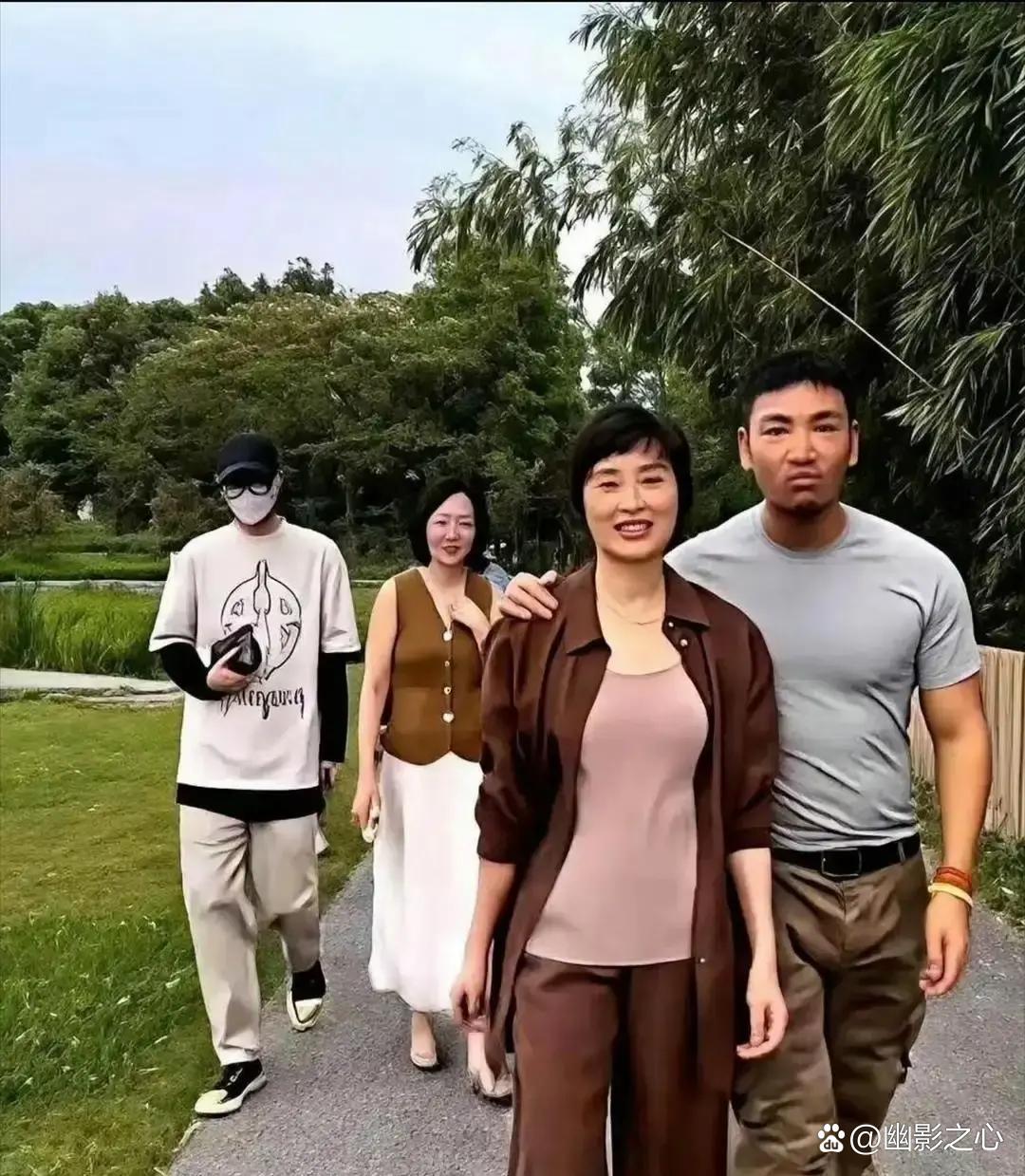 吴越被拍到和一名男士结伴出行，两人并肩行走，她将手搭在对方肩上，难道是新的恋情曝