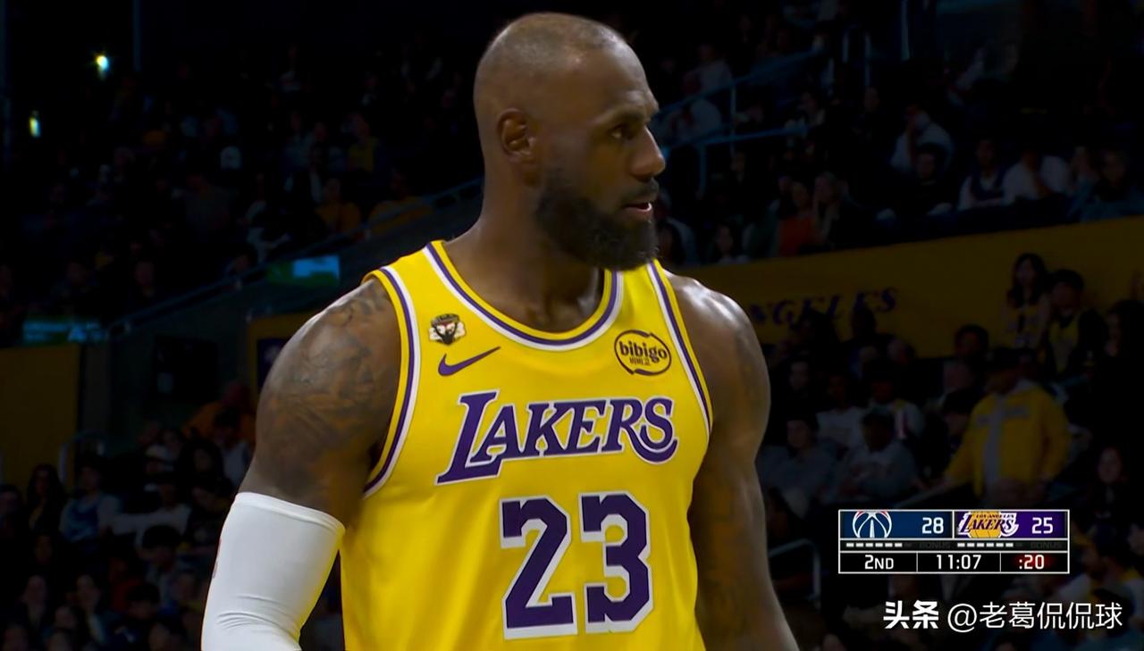 湖人巨星詹姆斯终于找回了当老大的感觉！在今天湖人主场迎战奇才的比赛中，目前双方半