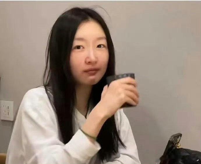 周冬雨圈内人缘周五晚高疯 看到周冬雨这样其实有点难过，演员不应该被裹挟太多 