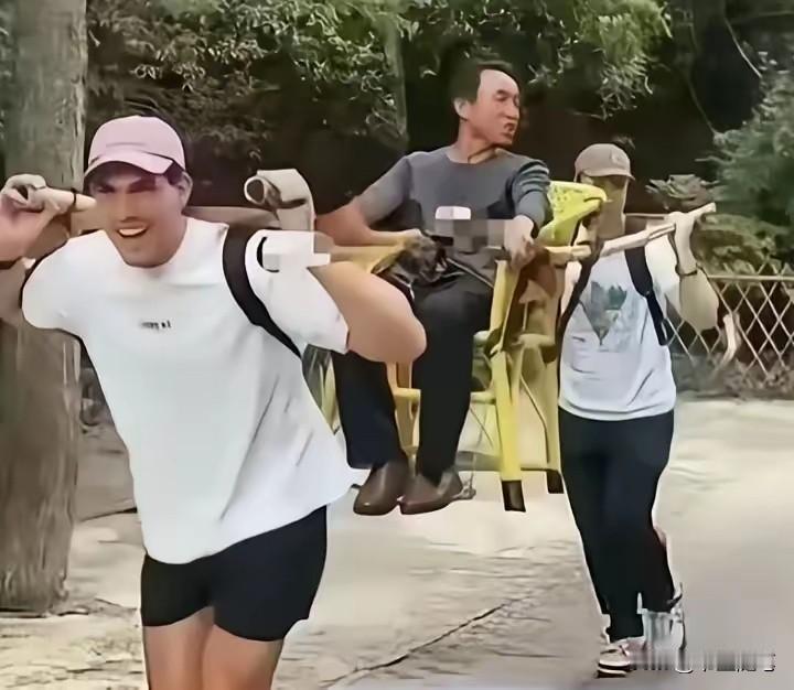 花钱抬轿子，就是图个乐呵！

天下之大真是无奇不有。

一景区，俩老外看看着轿子
