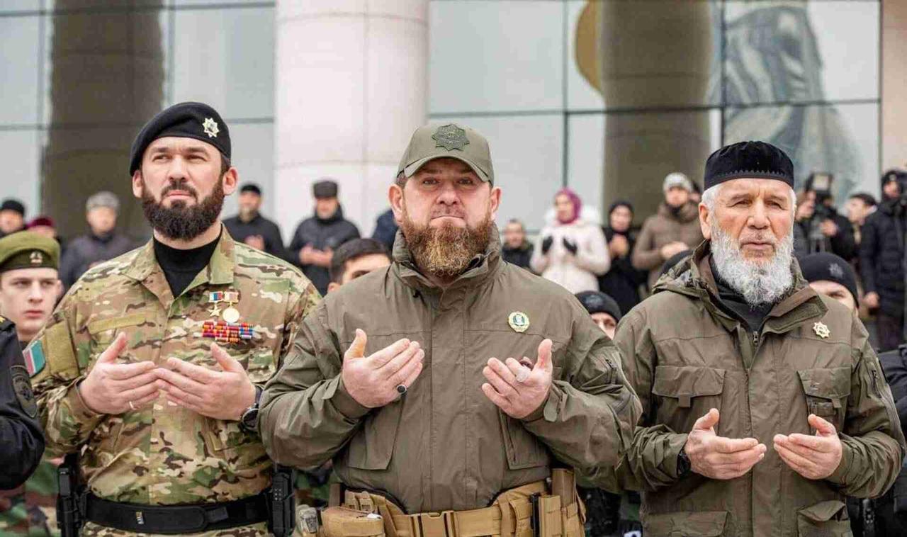 中东和俄乌这两场仗，突然并成一场了！车臣阿赫马特武装指挥官阿拉乌多夫公开喊话要带