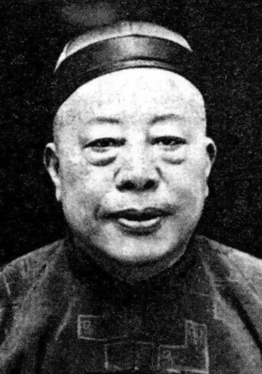 1922年，上海滩大佬黄金荣正在看戏，突然一个小伙子冲进来，啪啪朝黄金荣扇了2个