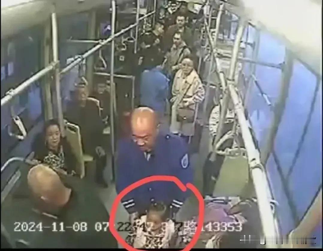 人间有真情，人间有真爱。
小孩子很容易和大人走失，所以大人一定要时刻的盯着小孩子