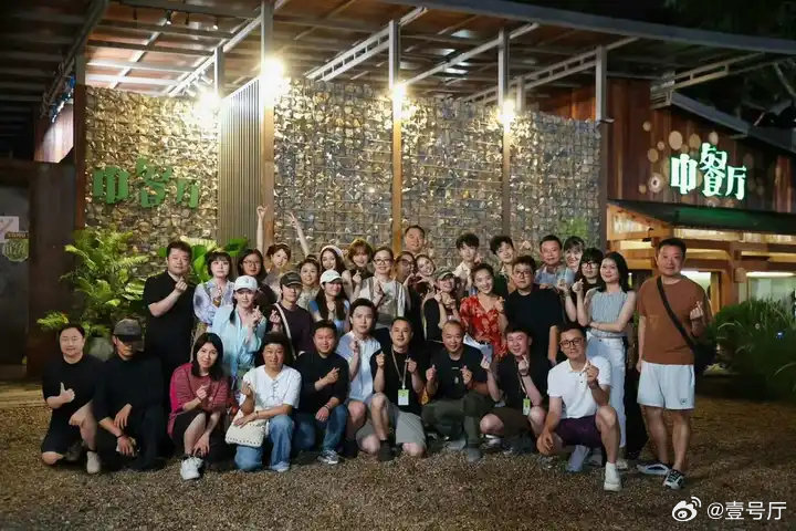 中餐厅收工合照中餐厅10收工合照中餐厅收工合照🈶，一眼看到王俊凯，有被哥帅到！