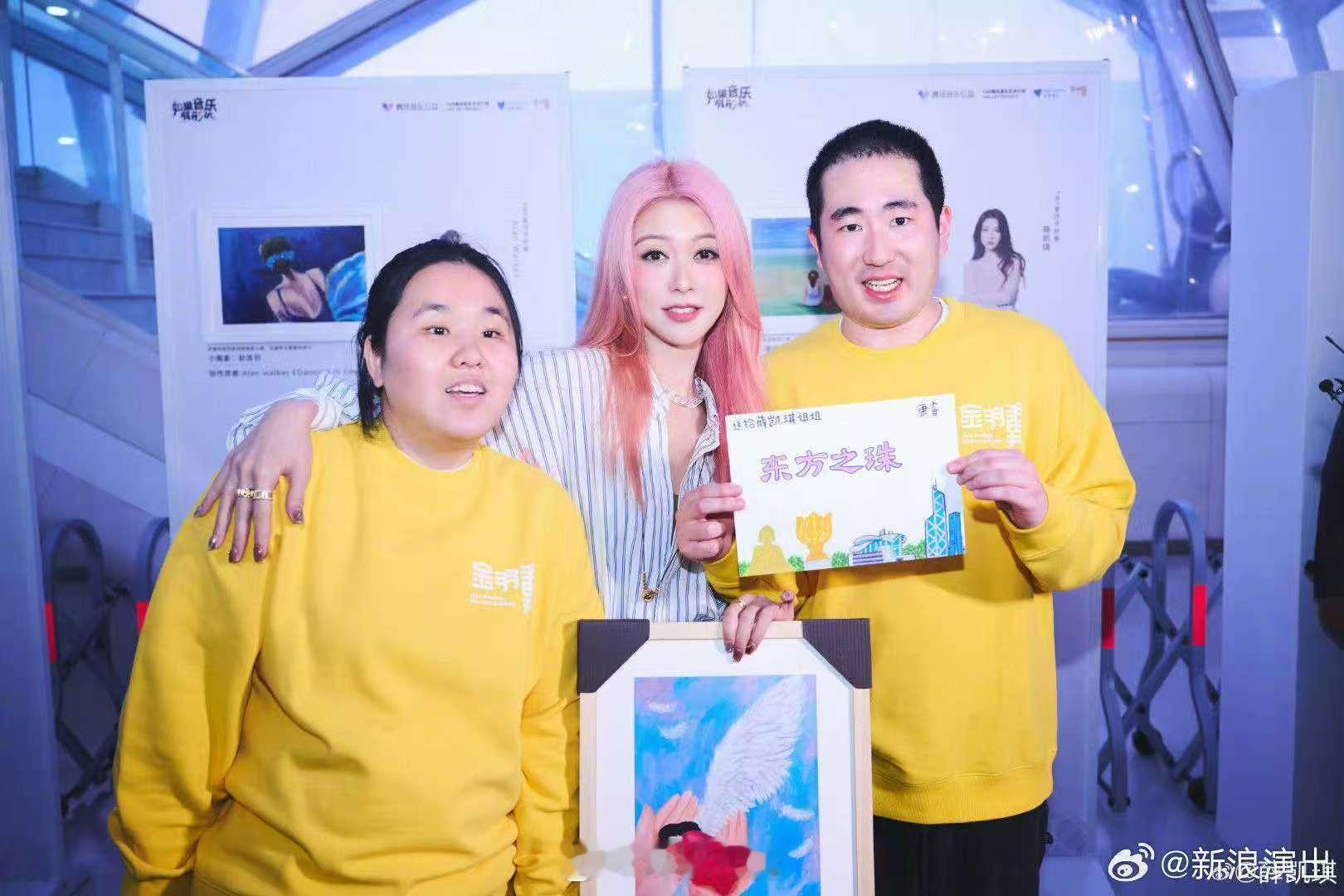 薛凯琪水立方为星星的孩子点灯水立方的蓝色灯光，是薛凯琪对星星孩子们的深情告白，愿