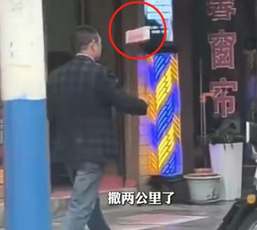 近日，在贵阳街头，一男子边走路边撒钱，动作潇洒，头都不回一下，据说至少走了两公里