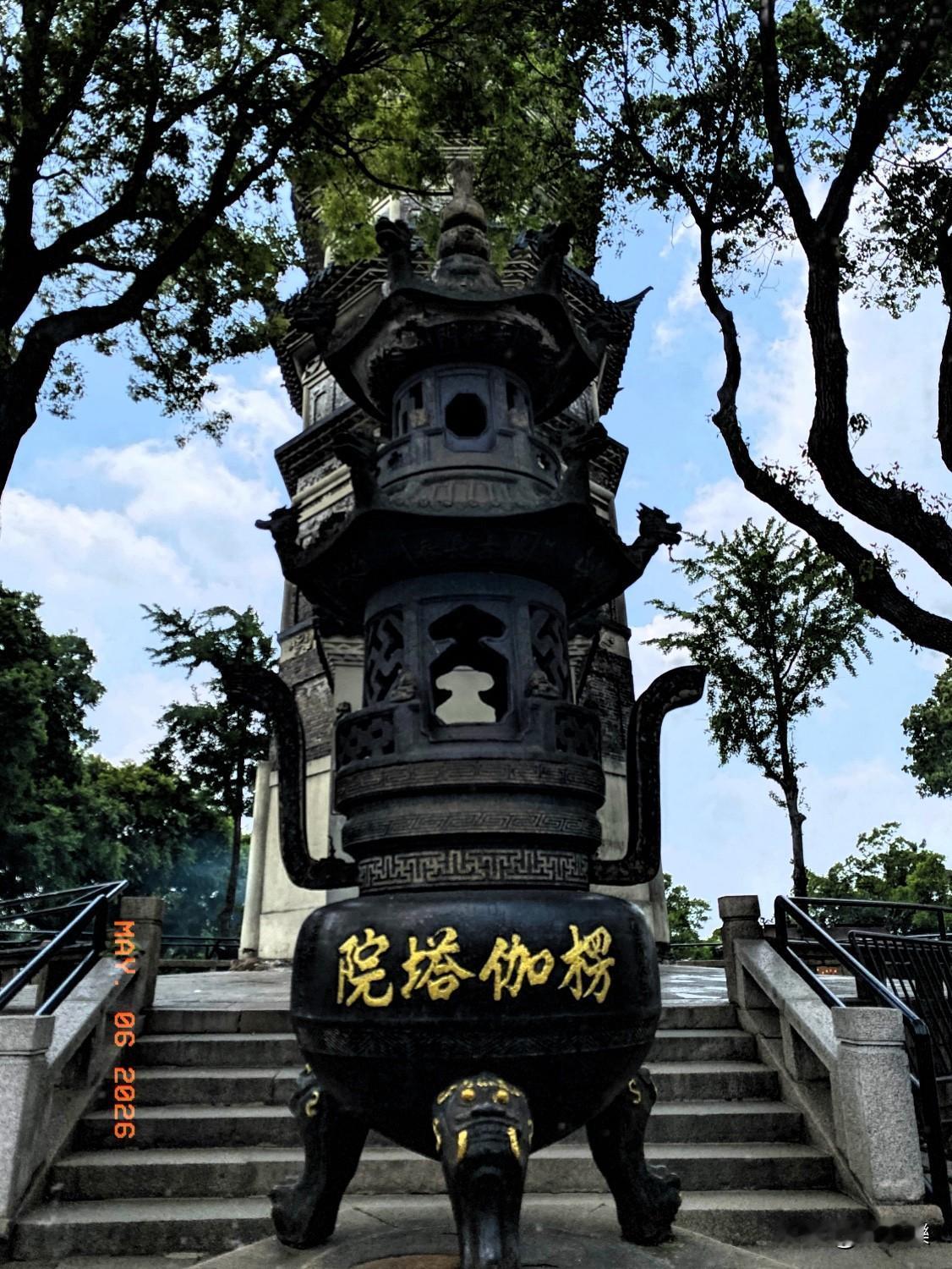 爬上上方山之巅，近距离接触椤伽寺塔。作为苏州市现存千年古塔，它是仅次于虎丘云岩寺