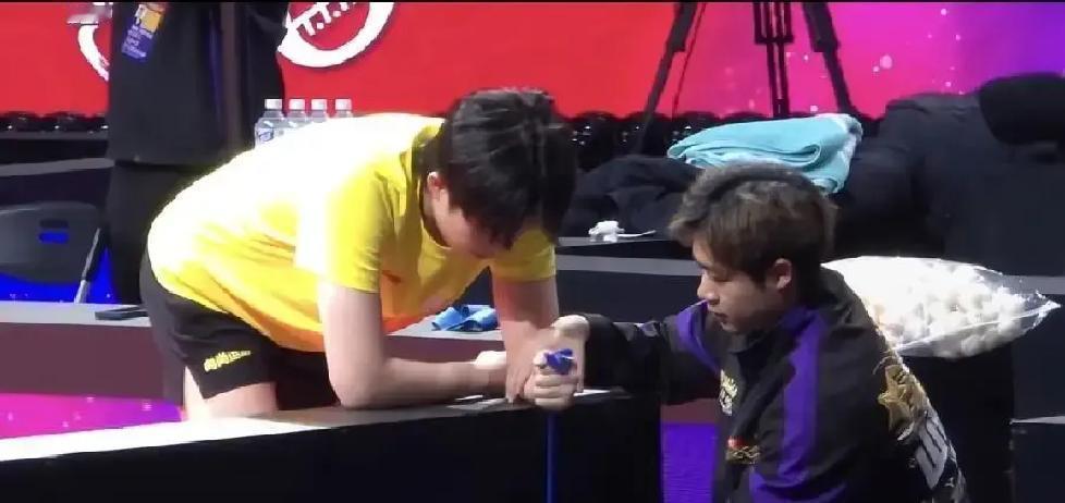 手腕肿成馒头，他还要打冠军赛
 
肌腱炎症Ⅱ度，国家队把冲击波、中医、德国EMS