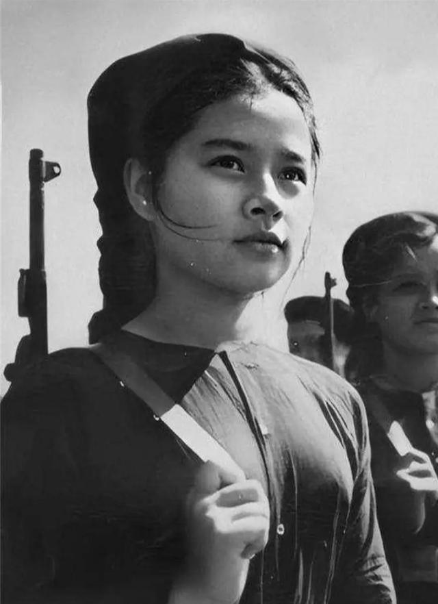 1979年，越南女兵混入我军队伍，并使用了很多阴险手段。为了识别这些女兵，有人提