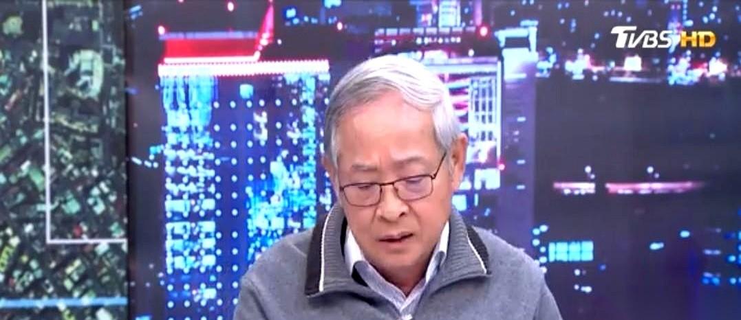 蓝营大佬林郁方，正对着镜头盛赞泽连斯基，夸他是不畏强权的代表。
话音刚落，旁边的