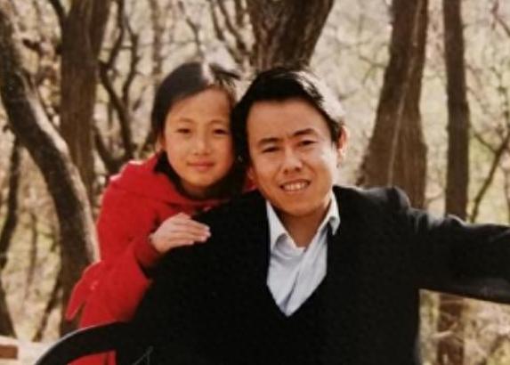 你配不上我！一夜爆红的潘长江，看不起住女厕所的糟糠妻
潘长江作为喜剧界的巨星，以