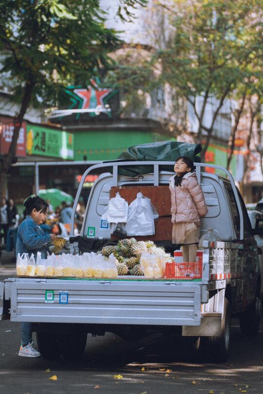 她努力让她的孩子站到更高的舞台